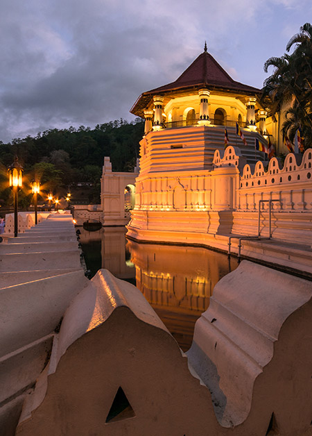 temple of tooth relic kandy sri lanka